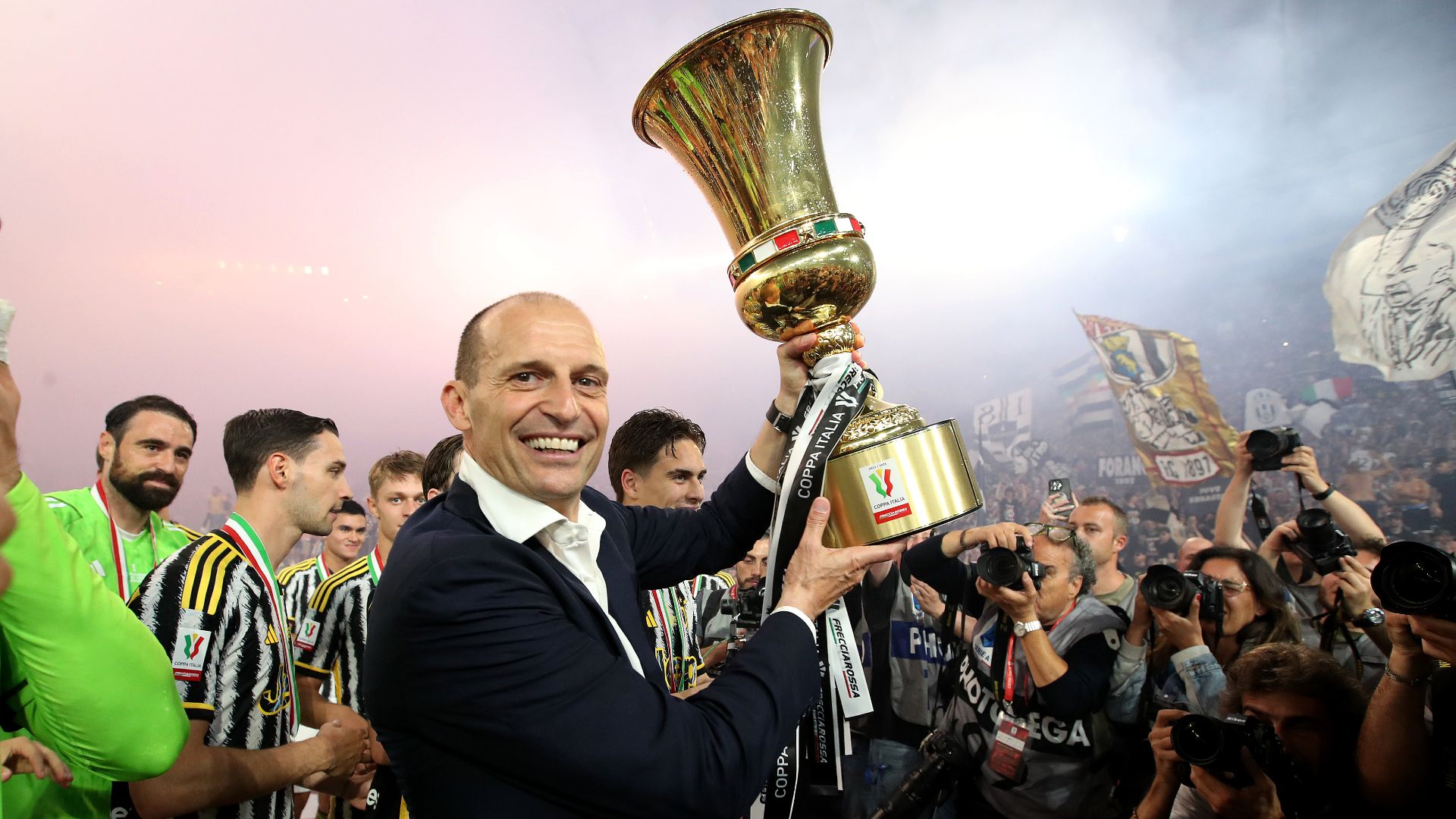 VIDEO: He's on a rampage! Massimiliano Allegri tears off his tie and  unbuttons his shirt as he screams at officials after being sent off in  Juventus' Coppa Italia final win against Atalanta 